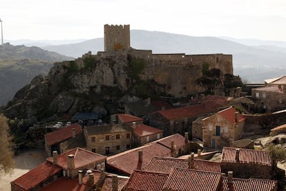 Una de las más bellas y antiguas aldeas portuguesas, ha mantenido su ﬁsionomía urbana y arquitectónica hasta nuestros días. La visita por calles y callejuelas enclaustradas en un anillo defensivo y vigiladas por el castillo del siglo XIII permite al forastero volver a siglos pasados por entre las sepulturas medievales, junto a la picota manuelina o delante de la iglesia renacentista.