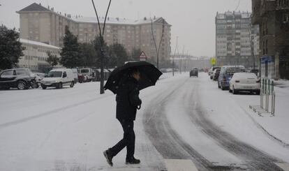 Las calles de Vitoria cubiertas por la nieve esta mañana.