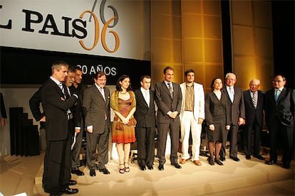 Los premiados en la edicin 2006 posan con el presidente del Gobierno, Jos Luis Rodrguez Zapatero; el presidente del grupo PRISA, Jess de Polanco; y todos los directores que ha tenido EL PAIS: Juan Luis Cebrin, Joaqun Estefana, Jess Ceberio y Javier Moreno.