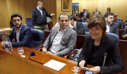 La presidenta de la comisión Dolores González junto a Aguado y Zafra.