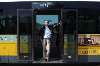 Paulo Evaristo es un conductor que recibe ayuda de sus compa&ntilde;eros.