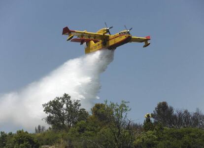 Imagen del incendio en la reserva natural de la Garganta de los Infiernos, facilitada por el Ministerio de Agricultura.