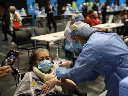 Una enfermera aplica una vacuna contra la covid-19, en Bogotá el pasado 12 de marzo.