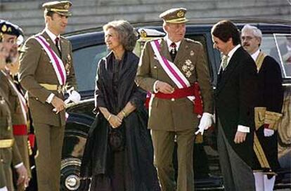 El rey Juan Carlos conversa con José María Aznar en presencia de la Reina y el Príncipe.