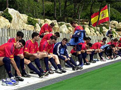 Los jugadores españoles se visten, antes de comenzar el partido de esta mañana.