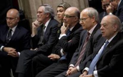 Los expresidentes de la Generalitat Jordi Pujol y José Montilla, el ministro de Hacienda, Cristóbal Montoro; la delegada del Gobierno en Cataluña, María de los Llanos de Luna; el alcalde de Barcelona, Xavier Trias, y el portavoz de CiU en el Congreso, Josep Antoni Duran Lleida (d-i), durante el acto de toma de posesión de Artur Mas, como presidente catalán.