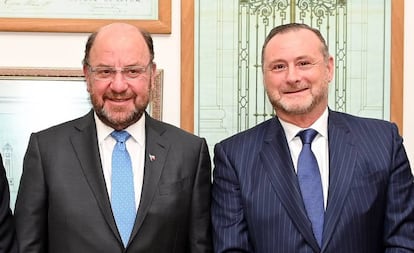 El ministro de Obras Públicas de Chile, Alfredo Moreno, y el consejero delegado de Abertis, José Aljaro