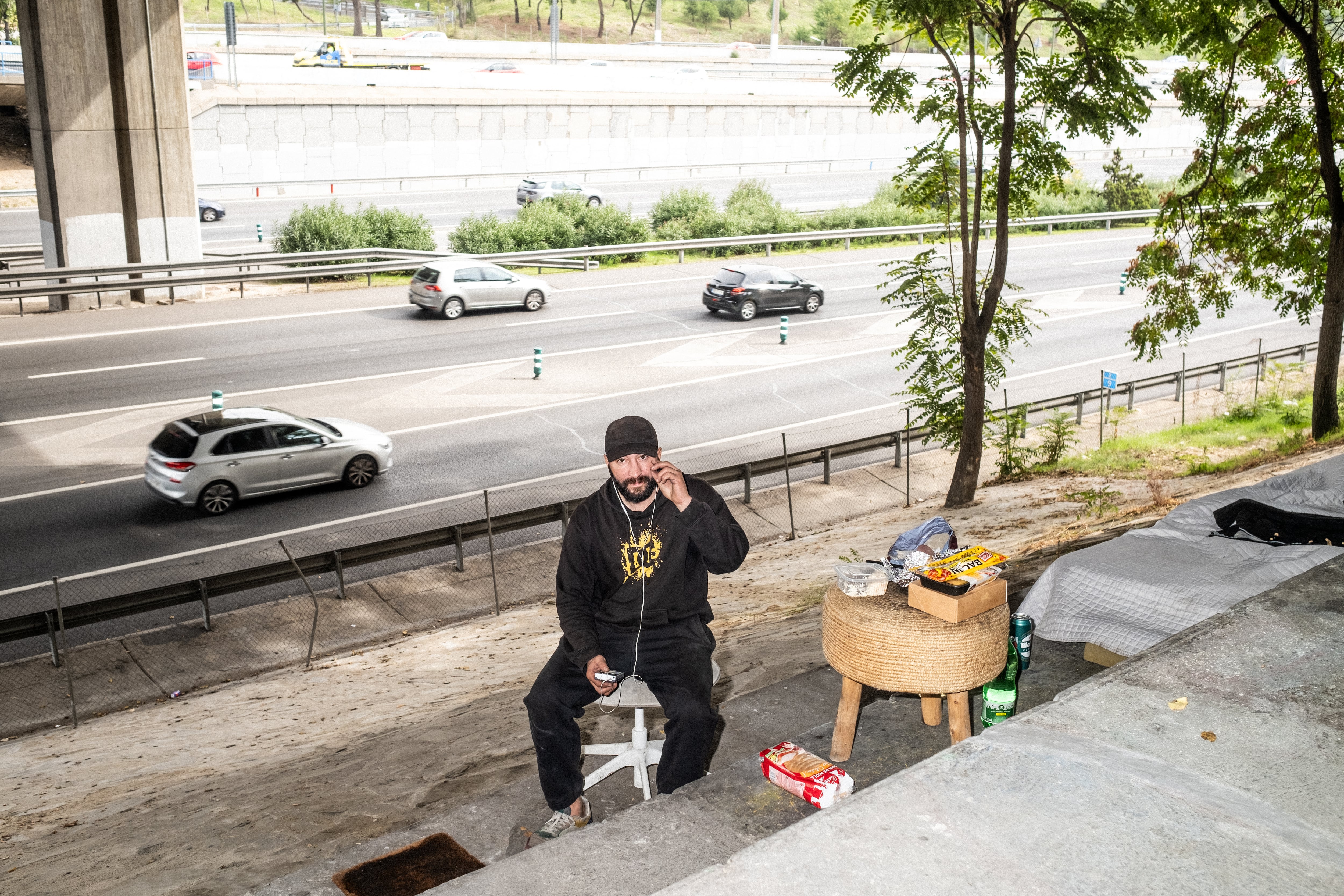 Mariano Lonescu, en el lugar donde vive y duerme, bajo uno de los puentes que cruza la M-30. 
