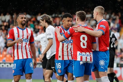 Jugadores del Girona celebran un gol frente al Valencia.