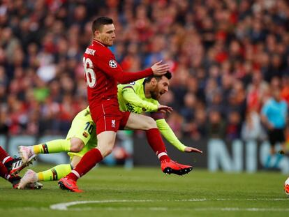 Leo Messi i Andrew Roberston al partit entre el Barça i el Liverpool.