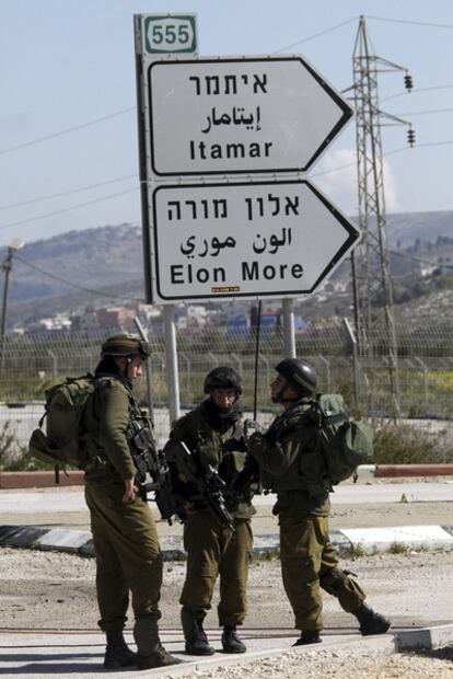 Soldados israelíes bloquean la carretera hacia el asentamiento judío de Itamar al sur de Naplusa (Cisjordania).