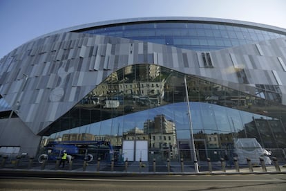 Imagen del exterior del nuevo estadio del Tottenham. Solo Wembley (90.000), Old Trafford (75.000) y el Millenium Stadium de Cardiff (74.500) le superan en capacidad. Es decir, es el cuarto más grande de todo el Reino Unido.