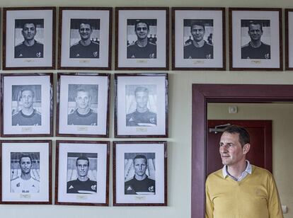 Carlos Clos Gómez, director del proyecto VAR del Comité Técnico de Árbitros, posa en la sala con los retratos, como el suyo, que recuerdan a los colegiados españoles que han sido internacionales.