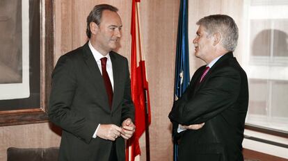 Alfonso Dastis (d) despacha con Carlos Fabra en una visita de este a Bruselas en el año 2012.