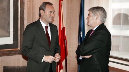 Alfonso Dastis (d) despacha con Carlos Fabra en una visita de este a Bruselas en el año 2012.