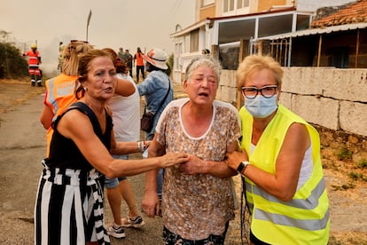 Una mujer es evacuada de la localidad orensana de Veiga das Meas, el sábado.  
