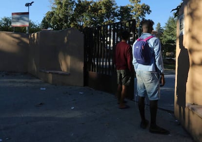 Dos menores migrantes, a la entrada del centro de primera acogida de Hortaleza.