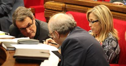 Artur Mas habla con el consejero de Economía, Andreu Mas-Colell (derecha), en el Parlamento.
