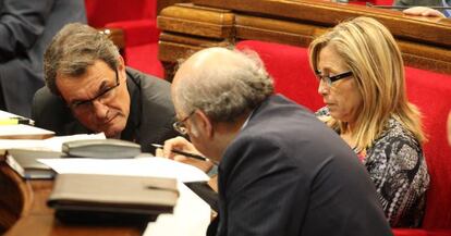 Artur Mas habla con el consejero de Econom&iacute;a, Andreu Mas-Colell (derecha), en el Parlamento. 