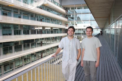 Bernardo Rodríguez-Martín y Emiliano Sotelo-Fonseca, coautores del estudio, en el Centro de Regulación Genómica de Barcelona.