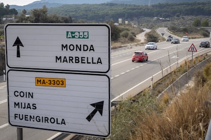 Cartel en la carretera A-35,  que une los municipios de Marbella y Coín