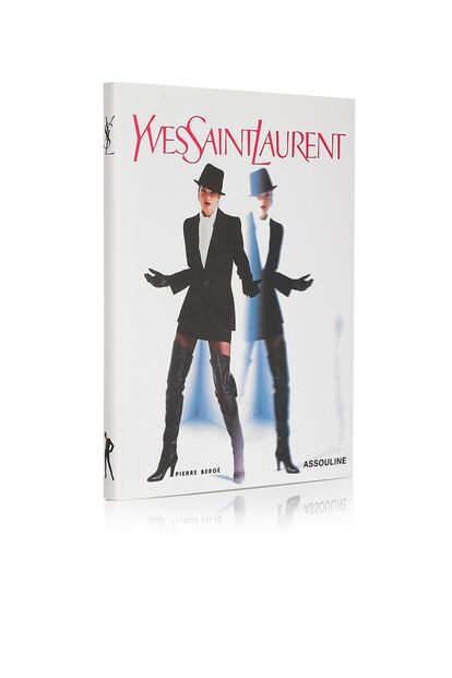 Sesenta momentos de referencia en la carrera de Yves Saint Laurent bajo la mirada de Pierre Bergé. Libro de tapa dura de 80 páginas. Precio: 18 euros.