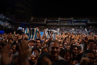 Asistentes al concierto muestran camisetas de Maradona durante el concierto de Calamaro, muy aficionado al fútbol.