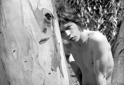 Cecil Beaton coincidió con Mick Jagger y otros Stones en Marruecos. El fotógrafo tiene 63 años. Del encuentro quedan algunos recuerdos maliciosos de Beaton en sus diarios como la descripción de su piel “blanca como pechuga de pollo” o de su atractivo, “es sexy, pero completamente asexuado, casi podría ser un eunuco”. A pesar de sus incisivos comentarios, el retrato de Jagger anuncia el futuro icono sexual de la escena rock.