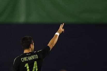 Chicharito Hernández tras marcar el gol antes Chile.