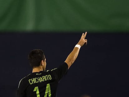 Chicharito Hernández tras marcar el gol antes Chile.