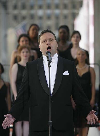 Paul Potts, en una actuación en televisión.