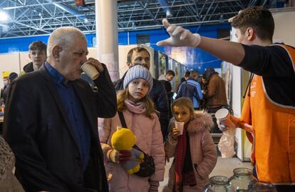 A falta de que las grandes organizaciones internacionales comiencen a organizar y distribuir ayuda, la atención de los refugiados en este país ha recaído mayoritariamente en voluntarios de organizaciones locales que se han involucrado en prestar ayuda humanitaria. Reconocen que no tienen experiencia y que se sienten sobrepasados.