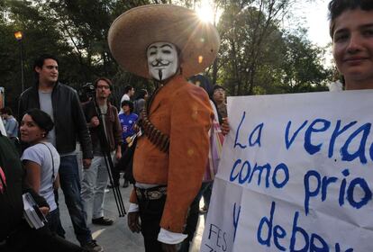 La máscara de Anonymous, presente también en la concentración en México DF.