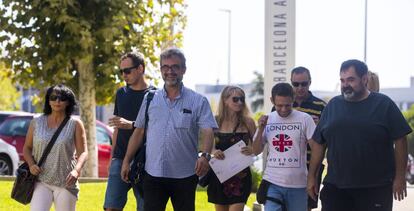Miembros del comité de huelga de Eulen en El Prat, antes de reunirse el pasado jueves con la dirección de la empresa.