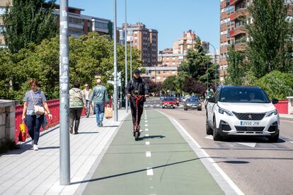 Tráfico de personas y vehículos en el puente de Poniente en Valladolid, el 24 de mayo.