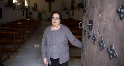 Angelina Córdoba abre la puerta de la iglesia de Corumbela (Málaga).