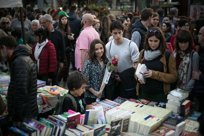 Aspecto de una parada de libros de Sant Jordi en Barcelona.