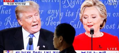 Retransmisión del debate entre Donald Trump y Hillary Clinton en un establecimiento de Seul (Corea del Sur).