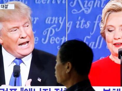 Retransmisión del debate entre Donald Trump y Hillary Clinton en un establecimiento de Seul (Corea del Sur).