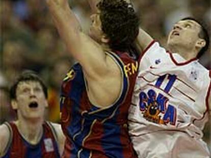 El jugador del Barcelona Fermelin hace un mate ante Pashutin, del CSKA, en el partido de esta noche.