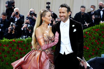 Blake Lively y Ryan Reynolds, a su llegada a la Met Gala celebrada el 2 de mayo de 2022 en Nueva York.