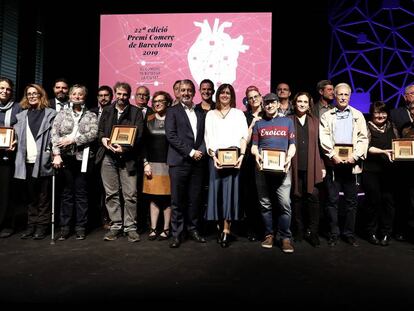 Los galardonados en la 22ª edición del Premi Comerç de Barcelona con la alcaldesa, Ada Colau, y Jaume Collboni, primer teniente de alcalde.