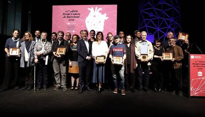 Los galardonados en la 22ª edición del Premi Comerç de Barcelona con la alcaldesa, Ada Colau, y Jaume Collboni, primer teniente de alcalde.