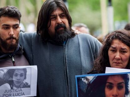 Los padres de Lucía Pérez durante una marcha para exigir justicia, en 2016