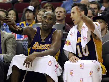 Kobe Bryant y Steve Nash comentan un lance del partido ante los Rockets.