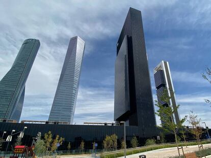 Torre Caleido, en el centro de la imagen, en Madrid. 