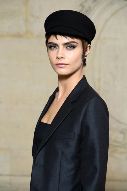 Cara Delevingne asiste como invitada al desfile de Dior en la Semana de la Moda de París.