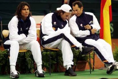 Nadal, Moyà y Jordi Arrese, ayer durante el sorteo de la final.