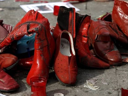 Detalle de los zapatos en la acampada contra la violencia machista en Madrid.