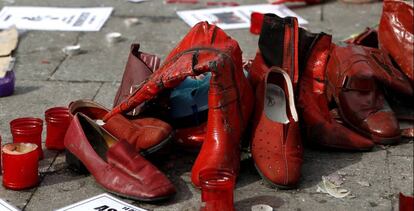 Detalle de los zapatos en la acampada contra la violencia machista en Madrid.